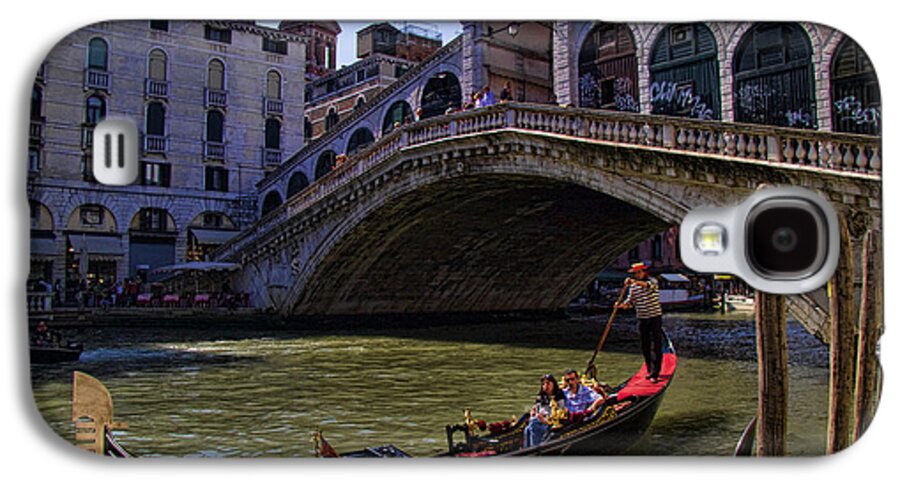 Gondola Galaxy S4 Case featuring the photograph Rialto Bridge in Venice Italy by David Smith