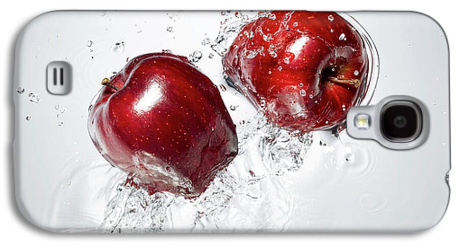 Paine Gillic geboren Met andere bands Red Apple Splashing In To Water Galaxy S4 Case by Chris Stein - Photos.com