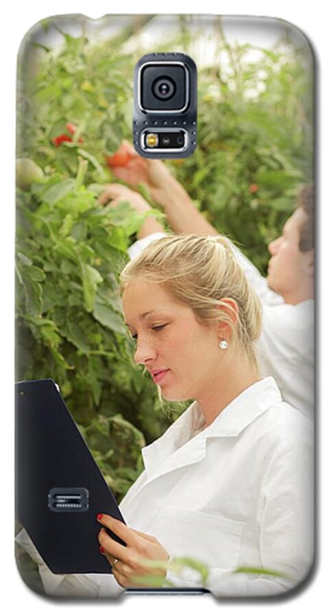 People Galaxy S5 Case featuring the photograph Scientists Examining Tomatoes #1 by Gombert, Sigrid