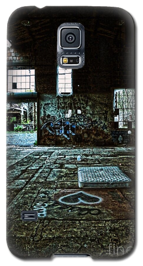 Abandoned Galaxy S5 Case featuring the photograph A Place with Heart by Debra Fedchin