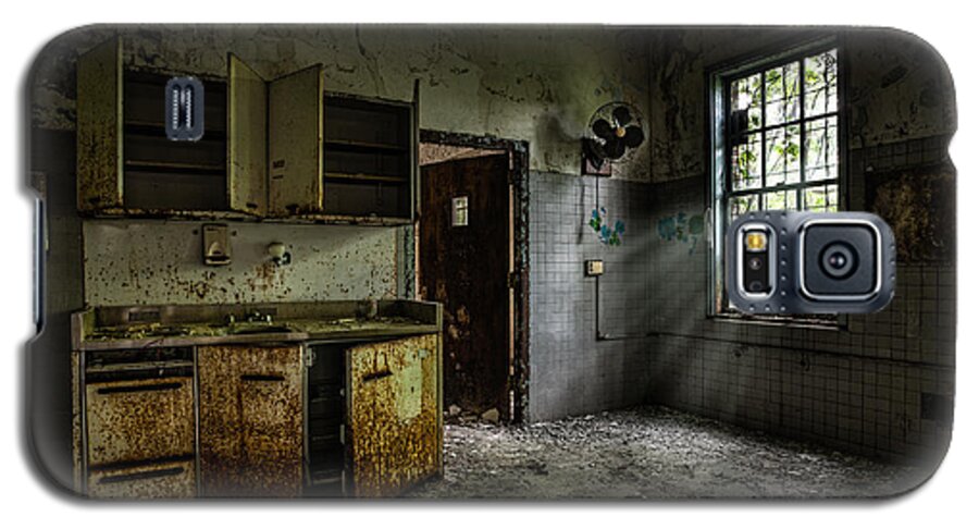 Spooky Places Galaxy S5 Case featuring the photograph Abandoned building - Old asylum - Open cabinet doors by Gary Heller