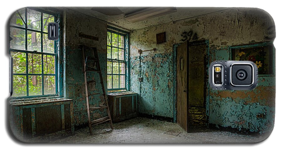 Old Room Galaxy S5 Case featuring the photograph Abandoned Places - Asylum - Old Windows - Waiting room by Gary Heller