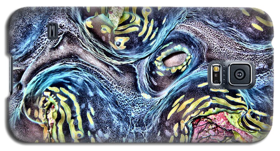 Fluted Giant Clam Galaxy S5 Case featuring the digital art Fluted Giant Clam by Roy Pedersen
