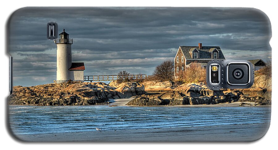 Annisquam Lighthouse Galaxy S5 Case featuring the photograph Annisquam Lighthouse From The Beach by Liz Mackney