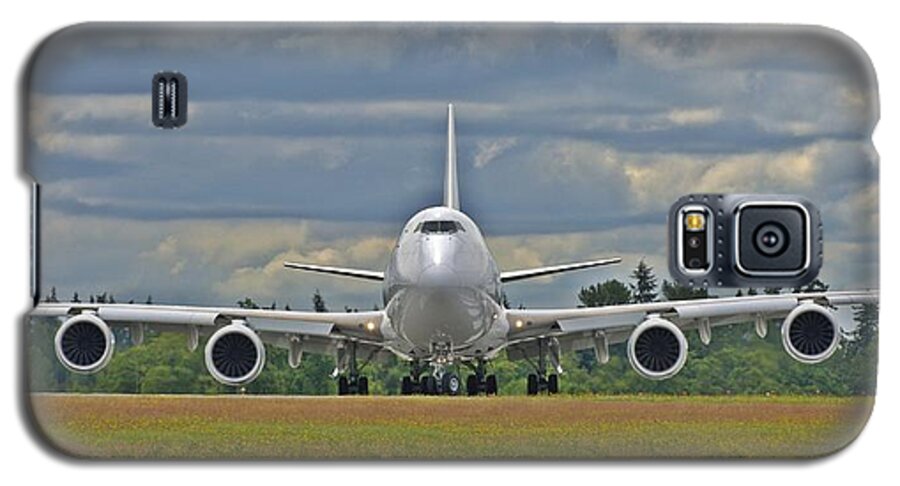 Boeing Galaxy S5 Case featuring the photograph Boeing 747-800 by Jeff Cook
