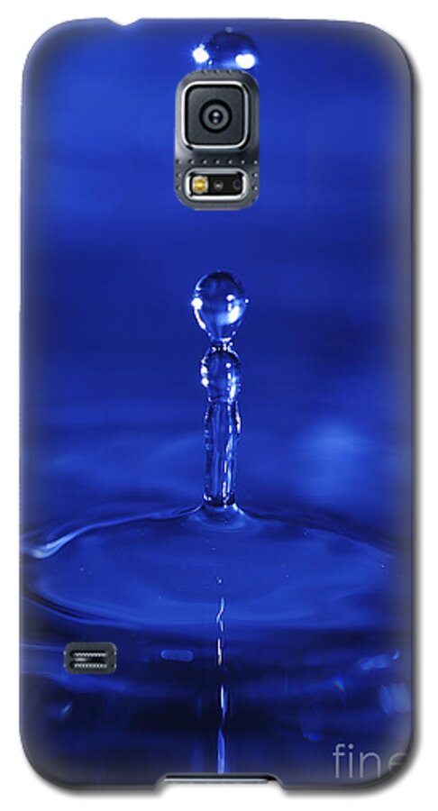 Water Galaxy S5 Case featuring the photograph Bouncing droplets in blue by Paul Cowan
