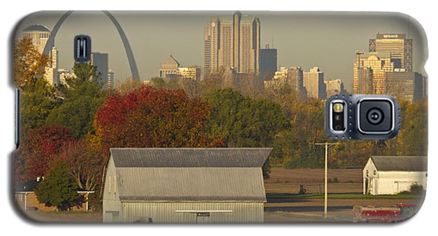 St Louis Galaxy S5 Case featuring the photograph Carls barn and the Arch by Garry McMichael