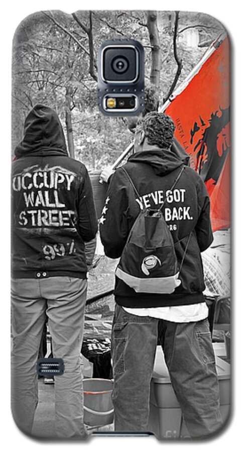 Che Galaxy S5 Case featuring the photograph Che at Occupy Wall Street by Lilliana Mendez
