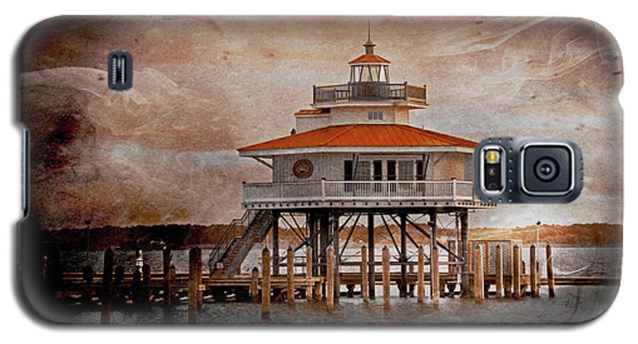 Cambridge Galaxy S5 Case featuring the photograph Choptank River Lighthouse by Suzanne Stout