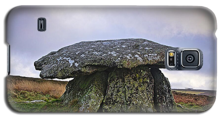 Quoit Galaxy S5 Case featuring the photograph Chun Quoit an ancient burial chamber on the moors of Cornwall by Tony Mills