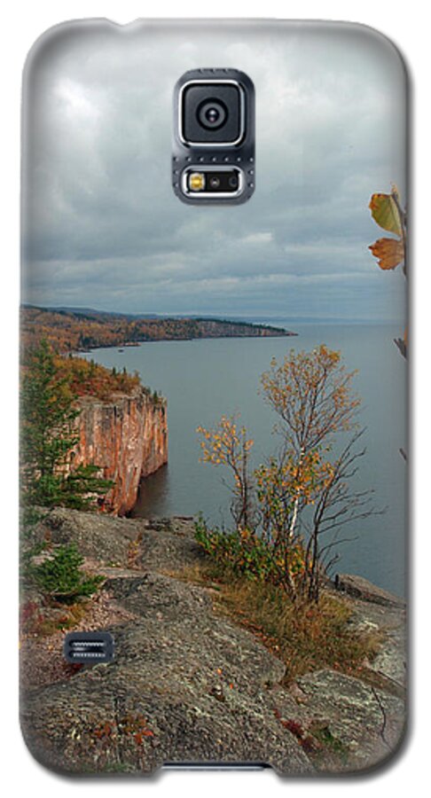 Peterson Nature Photography James Melissa Landscapes Landscape Seascapes Seascapes Palisade Head North Shore Autumn Fall Color Colors Colorful Leaves Leaves Cliff Cliffs Cloud Clouds Lake Superior Great Lakes Minnesota Mn Tettegouche State Park Parks Weather Storm Storms Silver Bay Stormy Deep Blue Cloudy Cliffside Ledge View Amazing Spectacular Natural Beauty Season Seasons Seasonal Northern America American Usa Scenic Scene Water Captivating Rock Rocks Rocky Shoreline Spectacular Wilderness Galaxy S5 Case featuring the photograph Cliffside Fall Splendor by James Peterson