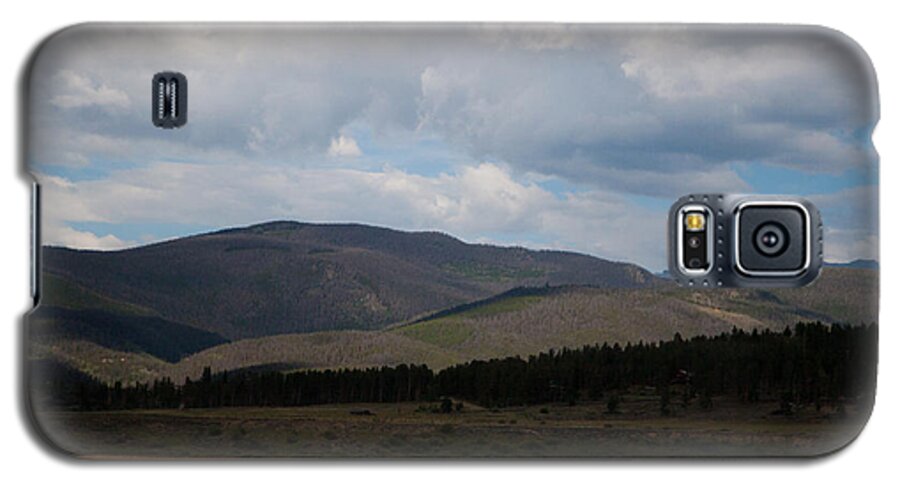 Colorado Galaxy S5 Case featuring the photograph Colorado Cattle Graze by Shirley Heier