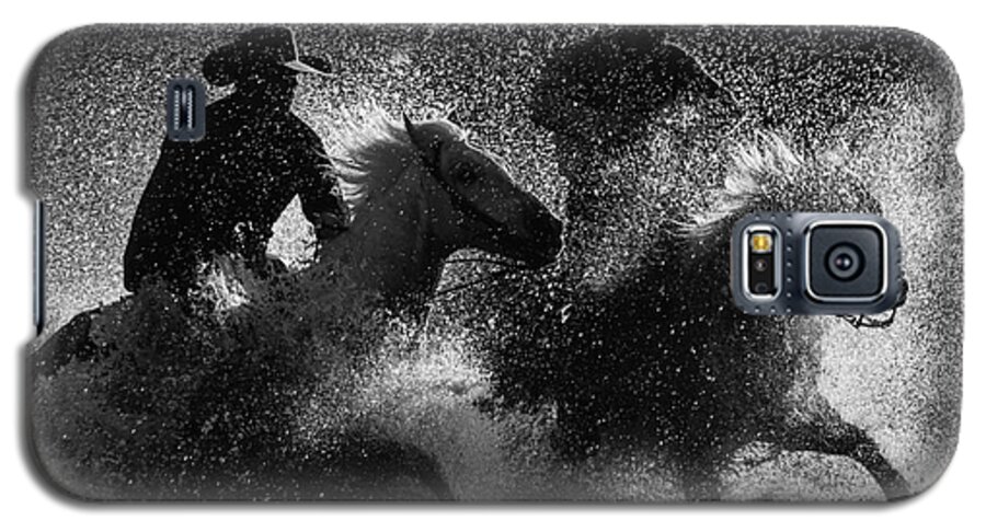 Cowboys Galaxy S5 Case featuring the photograph Crossing The River by Ana V Ramirez