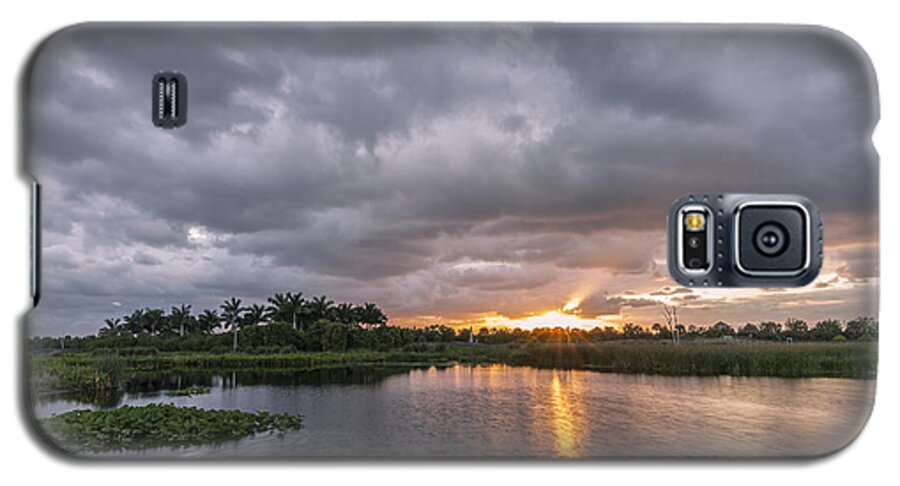 Horizontal Galaxy S5 Case featuring the photograph Day Beginning by Jon Glaser