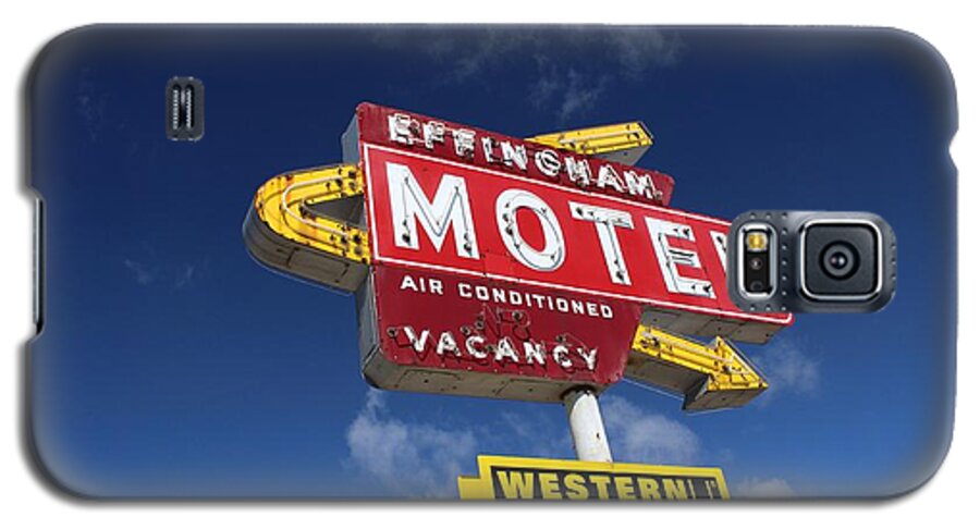 Effingham Galaxy S5 Case featuring the photograph Effingham Motel by Suzanne Lorenz