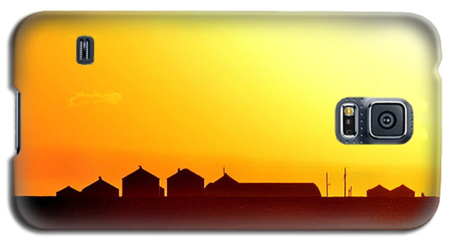 Farmstead At Sundown Galaxy S5 Case featuring the photograph Farmstead At Sundown by Clarice Lakota