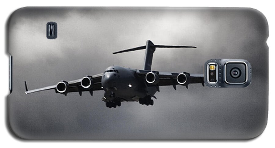 Boeing C-17 Globemaster Iii Galaxy S5 Case featuring the photograph Final Approach by Paul Job