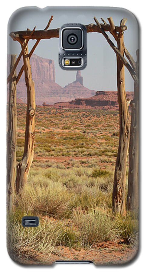 Mustangs Monument 2012 Galaxy S5 Case featuring the photograph Forgotten Gateway by Diane Bohna
