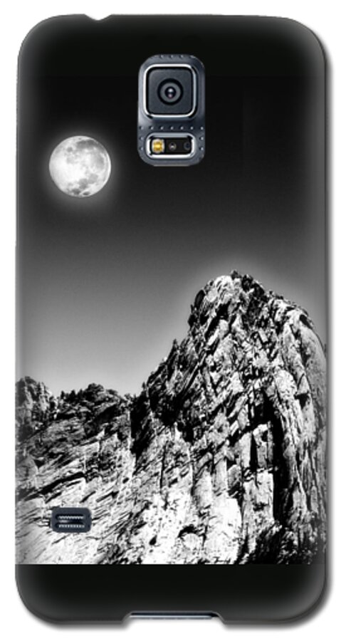 Mountain Galaxy S5 Case featuring the photograph Full Moon Over The Suicide Rock by Ben and Raisa Gertsberg