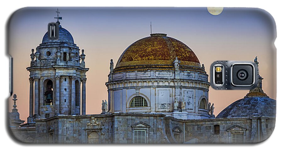 Andalucia Galaxy S5 Case featuring the photograph Full Moon Rising Over the Cathedral Cadiz Spain by Pablo Avanzini