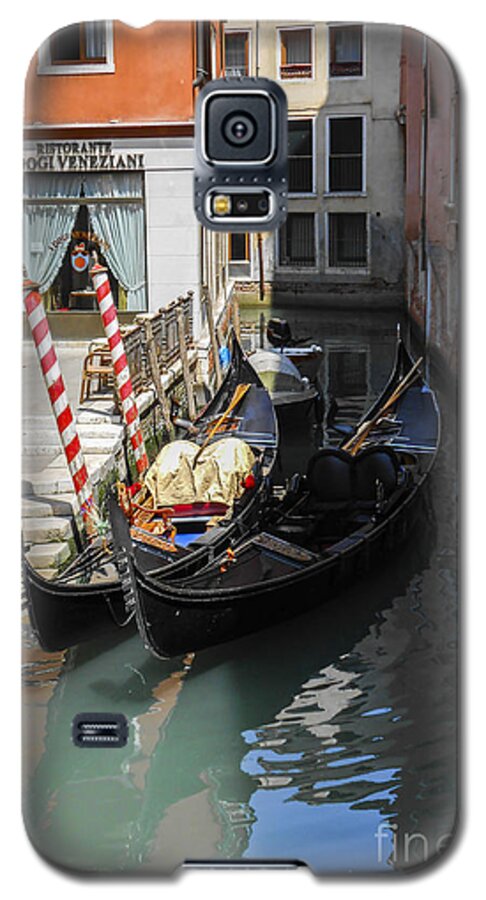 Venice Galaxy S5 Case featuring the photograph Gondola in Venice-2 by Elizabeth M
