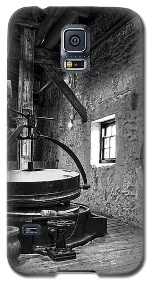 Grinder Galaxy S5 Case featuring the photograph Grinder for unmalted barley in an old distillery by RicardMN Photography