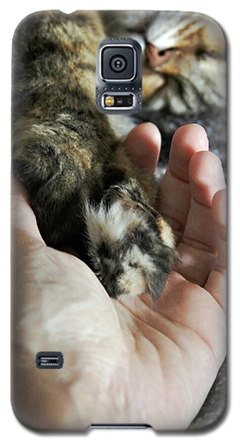Hand Galaxy S5 Case featuring the photograph Hand in hand by Raffaella Lunelli
