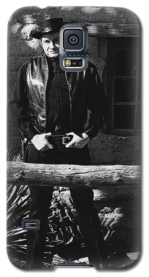 Johnny Cash Gunslinger Hitching Post Old Tucson Az Black And White Galaxy S5 Case featuring the photograph Johnny Cash gunslinger hitching post Old Tucson Arizona 1971 by David Lee Guss