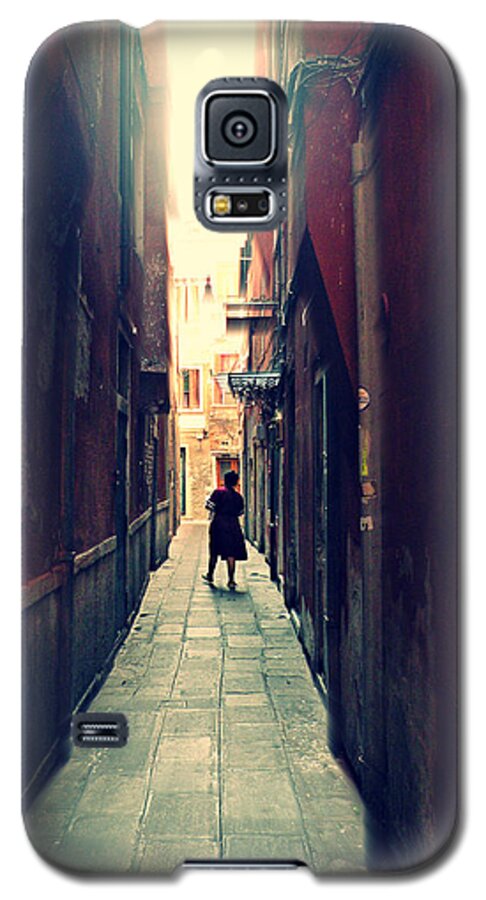 The Maid Galaxy S5 Case featuring the photograph La Cameriera by Micki Findlay