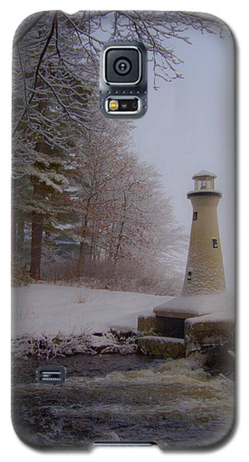 Lake Potanipo Galaxy S5 Case featuring the photograph Lake Potanipo Lighthouse by Brenda Jacobs
