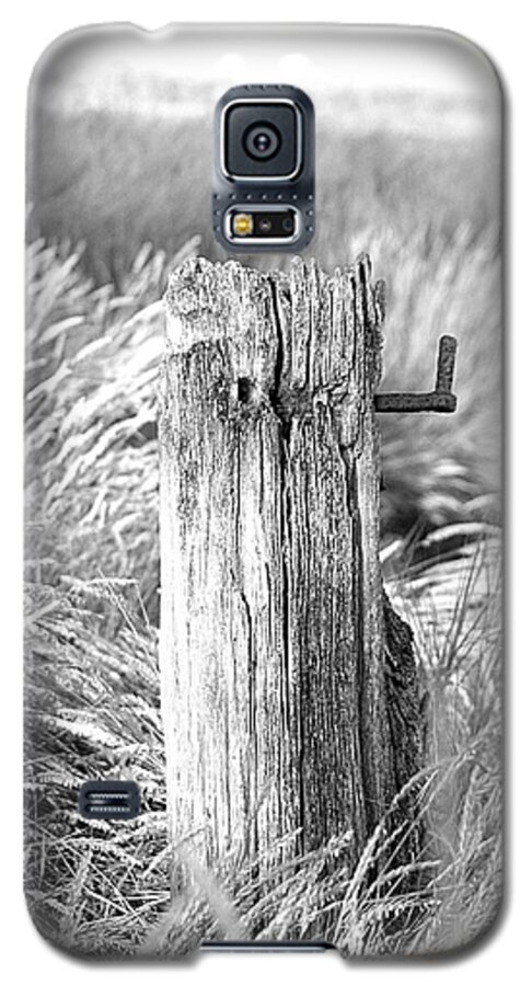 Fencepost Photographs Galaxy S5 Case featuring the digital art Last Post by David Davies