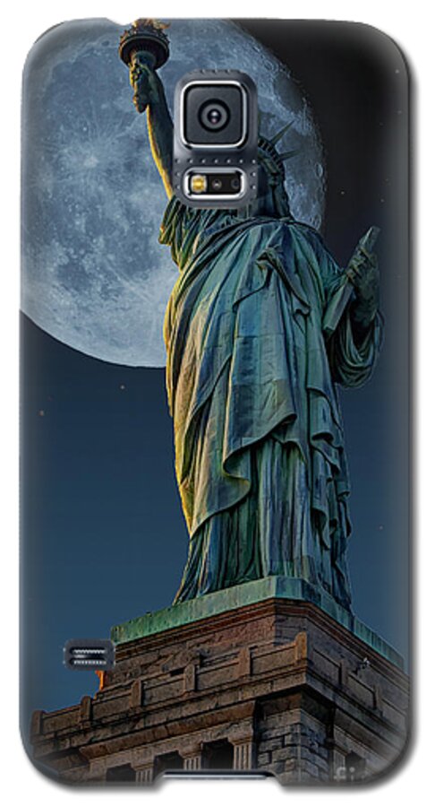 Statue Of Liberty Galaxy S5 Case featuring the photograph Liberty Moon by Steve Purnell