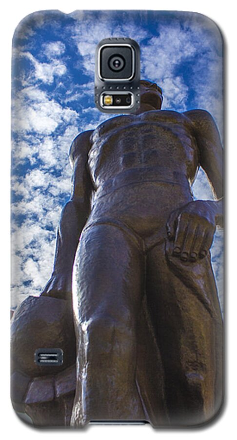Spartan Statue Galaxy S5 Case featuring the photograph Looking up at The Spartan Statue by John McGraw