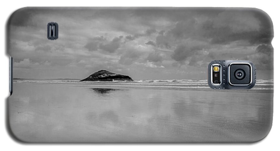  Galaxy S5 Case featuring the photograph Love the Lovekin Rock at Long Beach by Roxy Hurtubise