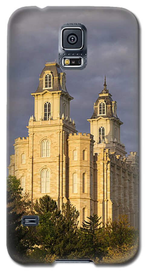 Temple Galaxy S5 Case featuring the photograph Manti by Dustin LeFevre