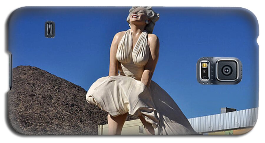 Marilyn Monroe Galaxy S5 Case featuring the photograph Marilyn Monroe Statue in Palm Springs California by Diane Lent