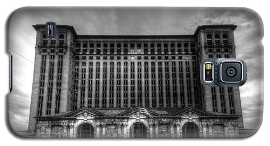 Michigan Central Station Galaxy S5 Case featuring the photograph Michigan Central Station BW by Jonathan Davison