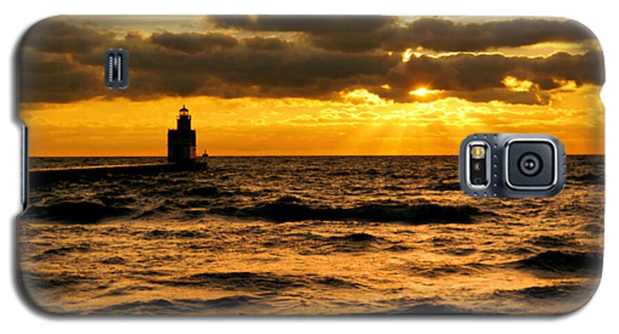 Lighthouse Galaxy S5 Case featuring the photograph Moody Morning by Bill Pevlor