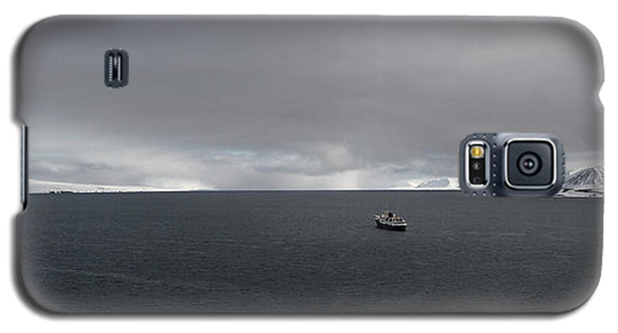 Svalbard Galaxy S5 Case featuring the photograph Ms Nordstjernen in Bockfjorden by Pekka Sammallahti