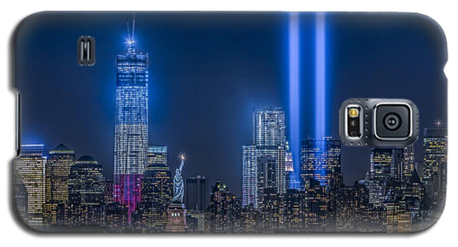 Tribute In Light Galaxy S5 Case featuring the photograph New York City Tribute In Lights by Susan Candelario