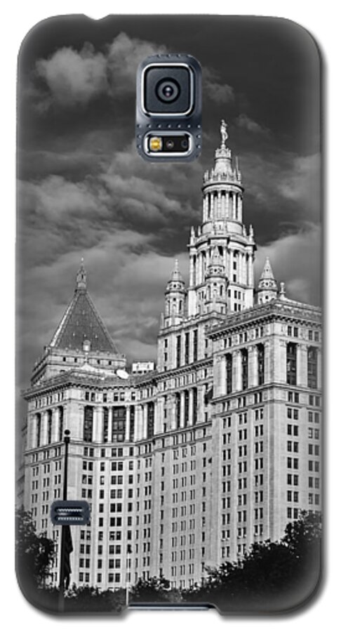 New York Galaxy S5 Case featuring the photograph New York Municipal Building - Black and White by Jatin Thakkar