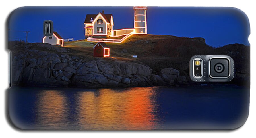 York Galaxy S5 Case featuring the photograph Nubble Light in York ME Cape Neddick Christmas blue sky by Toby McGuire