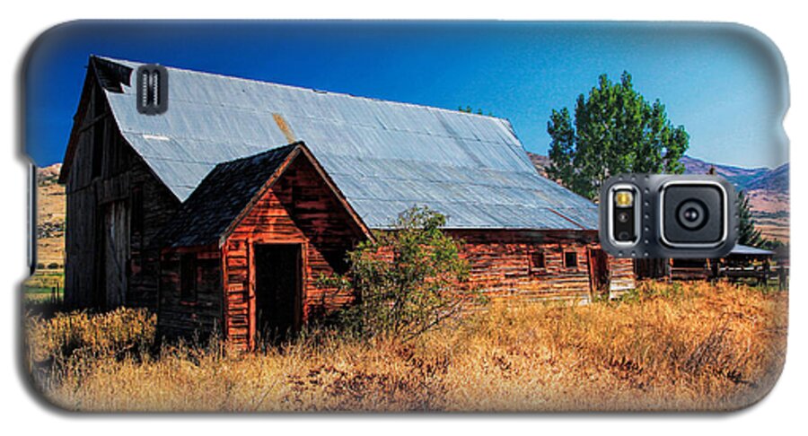 Barn Galaxy S5 Case featuring the photograph Old Barn and Shed by Richard Lynch