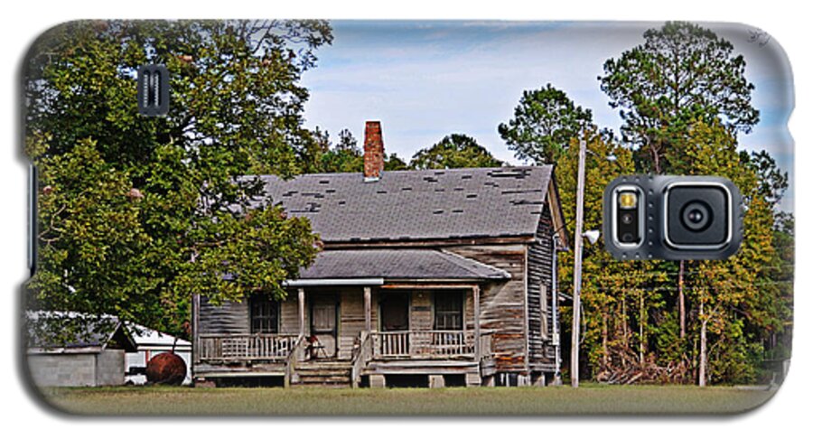 Old House Galaxy S5 Case featuring the photograph Old House by Linda Brown