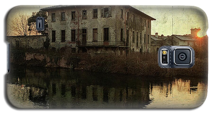 Albairate Galaxy S5 Case featuring the photograph Old house on canal by Roberto Pagani