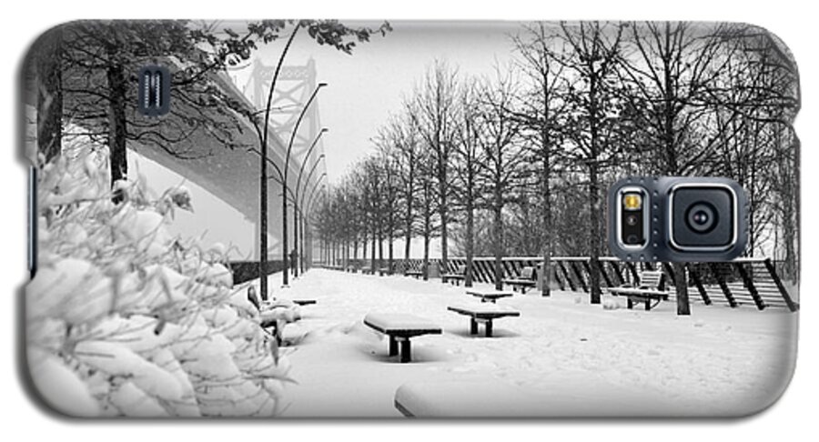 Ben Franklin Bridge Galaxy S5 Case featuring the photograph Race Street Pier - Snow Covered by Andrew Dinh