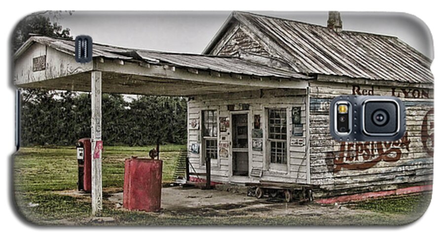 Victor Montgomery Galaxy S5 Case featuring the photograph Red Lyon Country Store by Vic Montgomery