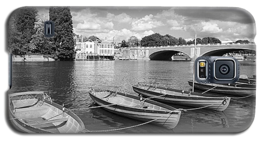 Rowing Boats Thames Uk Hampton Court Galaxy S5 Case featuring the photograph Rowing Boats by Julia Gavin