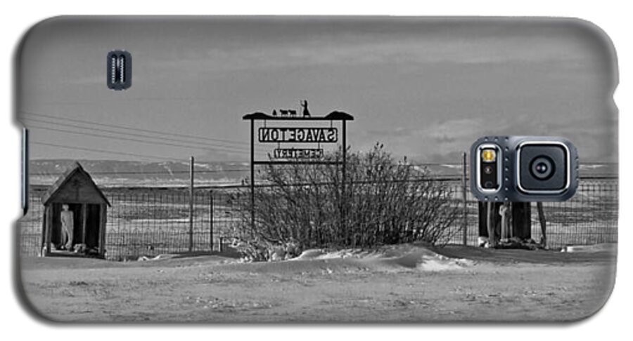 Black And White Galaxy S5 Case featuring the photograph Savageton Cemetery Wyoming by Cathy Anderson