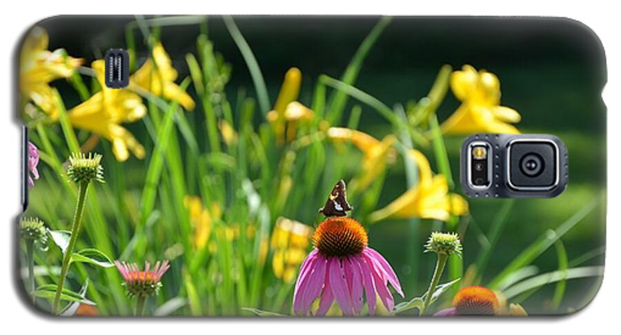 Butterflies Galaxy S5 Case featuring the photograph Skipper in the Flowers by Kristin Hatt